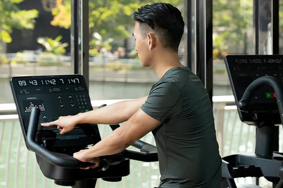 Life Fitness Club Series   (Plus) Upright Lifecycle Bike w/ Discover SE3 Console (DEMO)